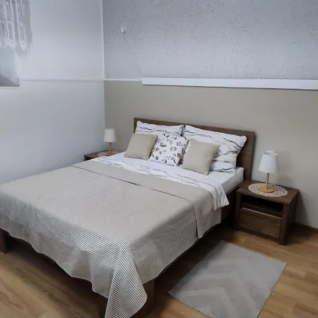 Apartment Leon 30m From Kastela