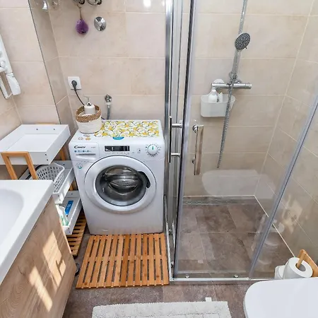 Apartment Leon 30m From Kastela
