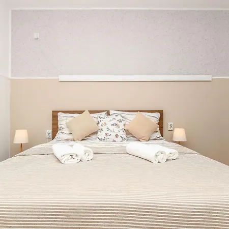 Apartment Leon 30m From Kastela